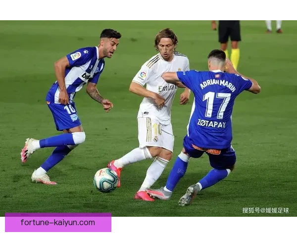 足球赛事回顾：各队表现稳健，赛季状态逐渐明朗